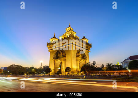 Vientiane au Laos, coucher de soleil sur les toits de la ville de Patuxai (Patuxay) Banque D'Images