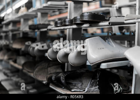 Le convoyeur sur une usine de chaussures et de chaussures à semelle. La production de masse de chaussures. Banque D'Images