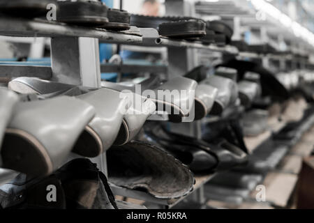 Le convoyeur sur une usine de chaussures et de chaussures à semelle. La production de masse de chaussures. Banque D'Images