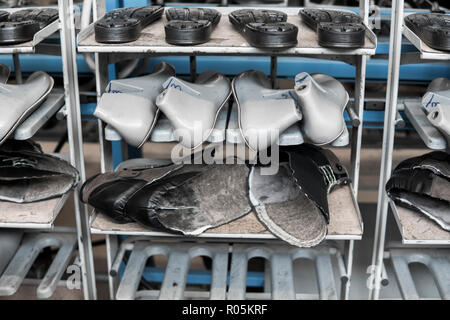 Le convoyeur sur une usine de chaussures et de chaussures à semelle. La production de masse de chaussures. Banque D'Images