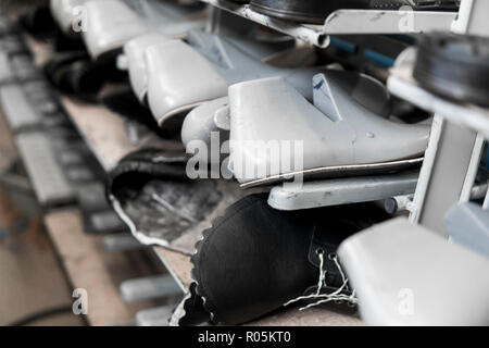 Le convoyeur sur une usine de chaussures et de chaussures à semelle. La production de masse de chaussures. Banque D'Images