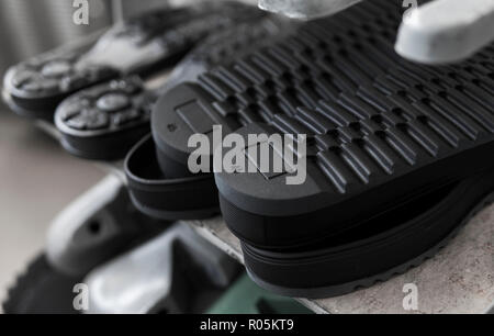 Le convoyeur sur une usine de chaussures et de chaussures à semelle. La production de masse de chaussures. Banque D'Images