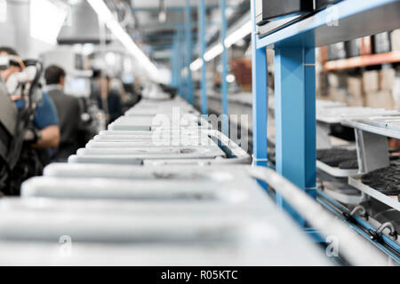 Le convoyeur sur une usine de chaussures et de chaussures à semelle. La production de masse de chaussures. Banque D'Images