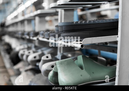 Le convoyeur sur une usine de chaussures et de chaussures à semelle. La production de masse de chaussures. Banque D'Images