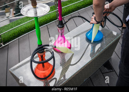 Trois couleurs hookahs sur table dans un salon à narguilé dans une journée. Banque D'Images