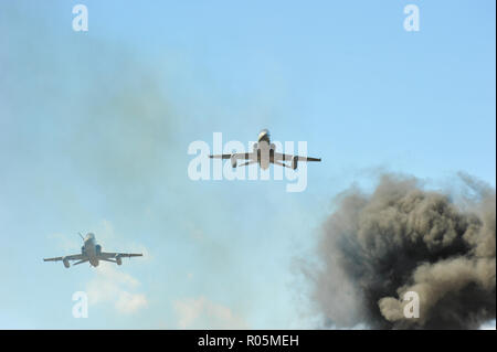 Deux jet fighter aircraft vu dans entre la fumée et le feu après l'opération de bombardement au champ de guerre Banque D'Images