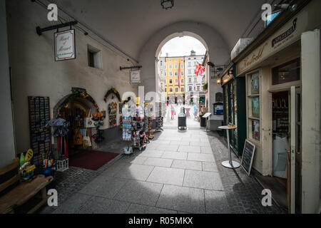 La population locale et les touristes dans la rue de la Salzbourg, Autriche, Europe. Banque D'Images