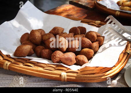 Une plaque de Kebbeh, boulettes de viande farcies, un repas libanais. Banque D'Images