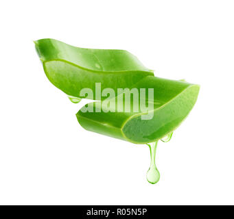 Gel d'aloe vera aloe vera dégoulinant slice isolé sur fond blanc Banque D'Images