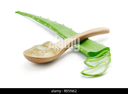 Tranches d'Aloe Vera et Aloe Vera gel sur la cuillère en bois sur fond blanc Banque D'Images