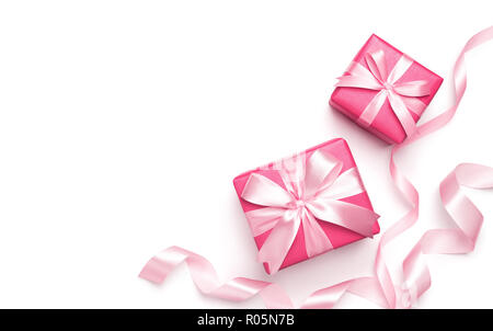 Boîtes cadeau rose avec le ruban sur fond blanc Banque D'Images