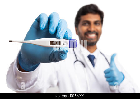Thermomètre indiquant la température du corps en tant que médecin ou infirmier indien est souriant et holding thumb up isolé sur fond blanc Banque D'Images