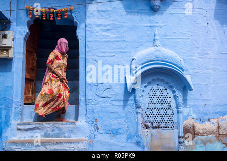 Activités de la vie quotidienne des personnes non identifiées dans la région de Jodhpur, la Ville Bleue de l'Inde. Banque D'Images