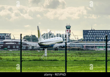 Rotterdam, Pays-Bas, le 25 septembre 2018 : Avion de se poser à l'aéroport de Rotterdam La Haye avec la tour de contrôle et d'autres bâtiments de l'aéroport Banque D'Images