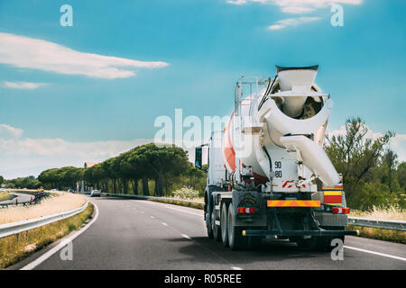 Béton spécial camion de transport en transit dans l'unité de mixage Motion On Country Road, autoroute. Autoroute autoroute Autoroute. Transport et d'entraînement d'affaires Banque D'Images