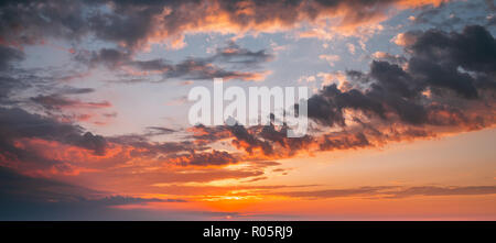 Lever du Soleil Coucher du soleil spectaculaire avec ciel bleu, orange et jaune. Ciel du matin ou soir Panorama Banque D'Images