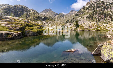 Magnifique lac dans le Parc National Aigüestortes, Pyrénées Catalanes Banque D'Images