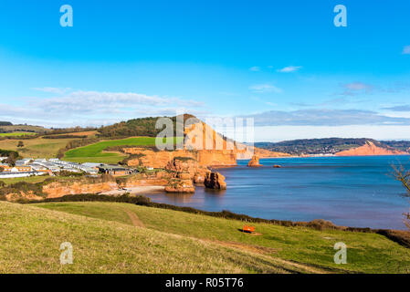 Ladram Bay et, au loin, Sidmouth et Salcombe Hill Cliff, Devon, UK. Banque D'Images