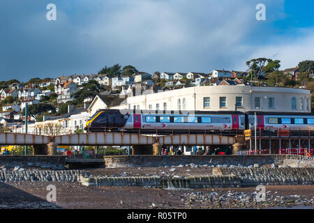 Exmouth, Devon, UK - 26 OCT 2018 Cross Country : arriva à grande vitesse de classe 221 221139 passant par Exmouth. Banque D'Images