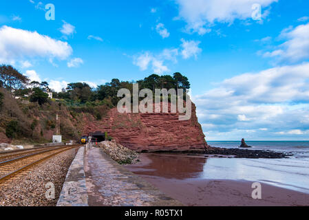 TEIGNMOUTH, Devon, UK, 28 OCT 2018 : Arriva Cross Country Class 43 Train à grande vitesse entrant dans le Tunnel près de Parson Holcombe. Banque D'Images