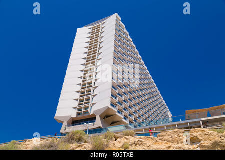 Tel Aviv, Israël - le 6 juin 2018 : Façade vue de l'hôtel Hilton Tel Aviv Hotel Tel Aviv à la plage. Le bâtiment reflète le milieu du siècle, moderne, mo Banque D'Images