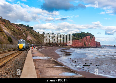 TEIGNMOUTH, Devon, UK, 28 OCT 2018 : Classe 802 GWR Bi-Modal High Speed Train 802009 passer le long de la digue près de Teignmouth. Banque D'Images