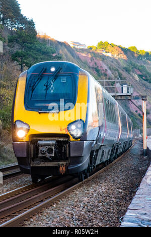 TEIGNMOUTH, Devon, UK, 28 OCT 2018 : Arriva Cross Country Class 220/221 Train à Holcombe, voyageant vers Teignmouth. Banque D'Images