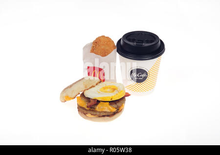 McDonald's nouvelle pile Triple sandwich Œuf Mcmuffin w/2 galettes saucisses, 2 tranches de bacon, 2 tranches de fromage américain sur muffin anglais w/ coffee Banque D'Images