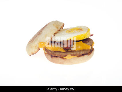 Pile de McDonald's sandwich Œuf McMuffin breakfast 2 galettes saucisses, 2 tranches de bacon, 2 tranches de fromage américain sur muffin anglais. Le 1 novembre, 2018 Banque D'Images