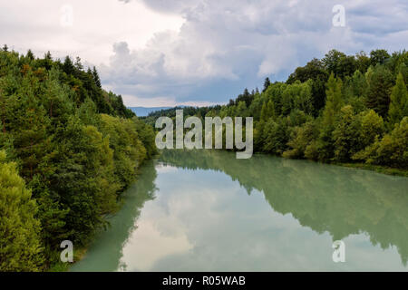 Rivière reflet forêt paysage. Forêt d'automne panorama de l'eau de la rivière. Rivière reflet forêt en automne Banque D'Images