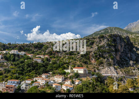 Une vieille ville dans les montagnes de l'Albanie. Top Vue paysage Banque D'Images