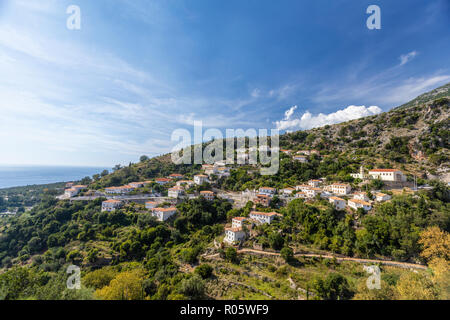 Une vieille ville dans les montagnes de l'Albanie. Top Vue paysage Banque D'Images