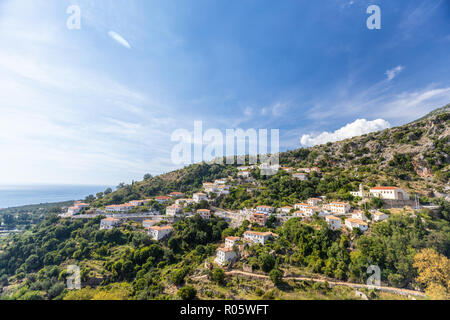 Une vieille ville dans les montagnes de l'Albanie. Top Vue paysage Banque D'Images