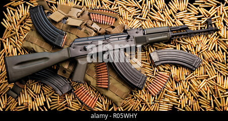 Arme fusil d'assaut et des munitions Banque D'Images