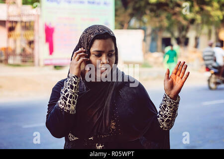 Arunachala à Tiruvannamalai, Tamil Nadu, Inde, le 27 janvier 2018 : jeune fille indienne avec son portable Banque D'Images