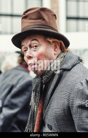 Deventer, Pays-Bas, le 21 décembre 2014 : simple âme l'un des personnages de la célèbre livres de Dickens au cours de la Dickens Festival Banque D'Images