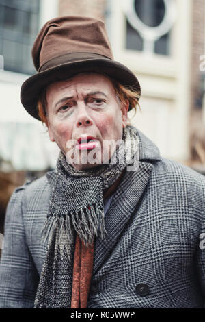 Deventer, Pays-Bas, le 21 décembre 2014 : simple âme l'un des personnages de la célèbre livres de Dickens au cours de la Dickens Festival Banque D'Images