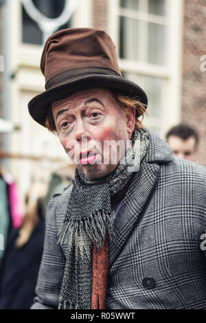 Deventer, Pays-Bas, le 21 décembre 2014 : simple âme l'un des personnages de la célèbre livres de Dickens au cours de la Dickens Festival Banque D'Images