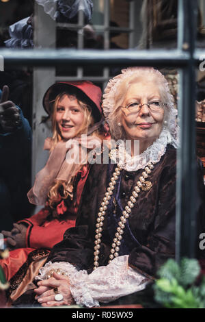 Deventer, Pays-Bas, le 21 décembre 2014 : La Reine Victoria derrière la fenêtre à la Dickens festival à Deventer Banque D'Images