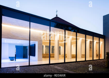 Vue du jardin vers l'intérieur de l'église monastère et surround gallery. - Jugendkirche Hardehausen Hardehausen Église, Hardehausen, Allemagne. Architecte Banque D'Images