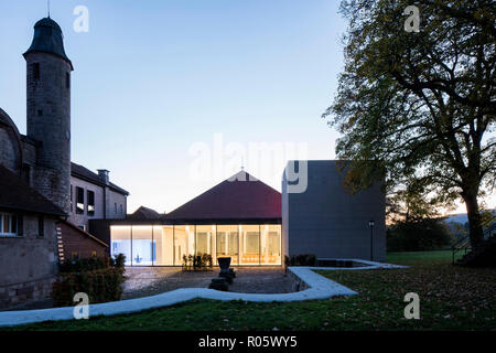 Vue du jardin vers l'intérieur de l'église monastère. - Jugendkirche Hardehausen Hardehausen Église, Hardehausen, Allemagne. Architecte : schilling Architekt Banque D'Images