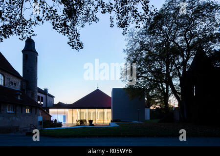 La tombée de la vue depuis le jardin intérieur de l'église monastère vers. - Jugendkirche Hardehausen Hardehausen Église, Hardehausen, Allemagne. Architecte : schilling Arch Banque D'Images