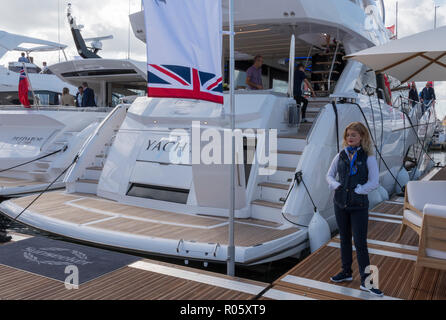 Un grand luxe de riches millionnaires sunseeker motor yacht ou bateau à moteur à la vente et l'affichage à la Southampton boatshow à Southampton, Hampshire, Royaume-Uni. Banque D'Images