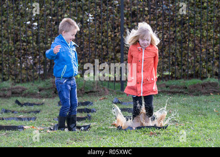 Photo datée du 23 octobre montre frère et soeur Henry (7) et (9) Lily se pratique dans les premières pour le monde championnats de saut flaque à Wicksteed Park à Kettering, Northants, qui se tiendra demain.(mercredi) Les concurrents ont été occupé par l'entraînement pour la sixième édition annuelle des Championnats du monde de saut flaque demain (mercredi). Les jeunes ont mis en pratique leurs projections, qui se préparent pour l'événement à Wicksteed Park à Kettering. Les organisateurs ont fait plus de flaques que jamais pour tenter de faire de cette année, le concours le plus grand et le meilleur à ce jour. Banque D'Images