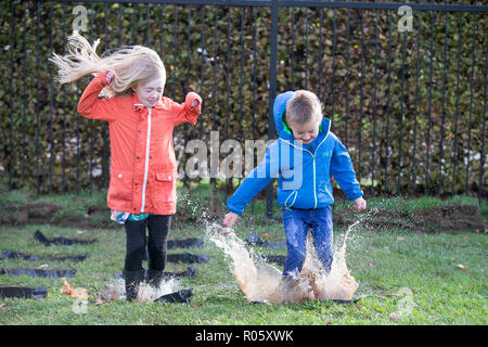 Photo datée du 23 octobre montre frère et soeur Henry (7) et (9) Lily se pratique dans les premières pour le monde championnats de saut flaque à Wicksteed Park à Kettering, Northants, qui se tiendra demain.(mercredi) Les concurrents ont été occupé par l'entraînement pour la sixième édition annuelle des Championnats du monde de saut flaque demain (mercredi). Les jeunes ont mis en pratique leurs projections, qui se préparent pour l'événement à Wicksteed Park à Kettering. Les organisateurs ont fait plus de flaques que jamais pour tenter de faire de cette année, le concours le plus grand et le meilleur à ce jour. Banque D'Images