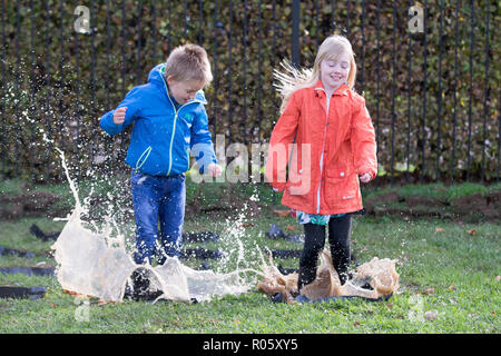 Photo datée du 23 octobre montre frère et soeur Henry (7) et (9) Lily se pratique dans les premières pour le monde championnats de saut flaque à Wicksteed Park à Kettering, Northants, qui se tiendra demain.(mercredi) Les concurrents ont été occupé par l'entraînement pour la sixième édition annuelle des Championnats du monde de saut flaque demain (mercredi). Les jeunes ont mis en pratique leurs projections, qui se préparent pour l'événement à Wicksteed Park à Kettering. Les organisateurs ont fait plus de flaques que jamais pour tenter de faire de cette année, le concours le plus grand et le meilleur à ce jour. Banque D'Images