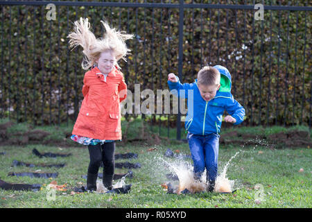 Photo datée du 23 octobre montre frère et soeur Henry (7) et (9) Lily se pratique dans les premières pour le monde championnats de saut flaque à Wicksteed Park à Kettering, Northants, qui se tiendra demain.(mercredi) Les concurrents ont été occupé par l'entraînement pour la sixième édition annuelle des Championnats du monde de saut flaque demain (mercredi). Les jeunes ont mis en pratique leurs projections, qui se préparent pour l'événement à Wicksteed Park à Kettering. Les organisateurs ont fait plus de flaques que jamais pour tenter de faire de cette année, le concours le plus grand et le meilleur à ce jour. Banque D'Images