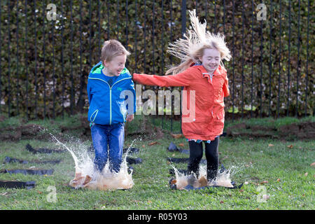 Photo datée du 23 octobre montre frère et soeur Henry (7) et (9) Lily se pratique dans les premières pour le monde championnats de saut flaque à Wicksteed Park à Kettering, Northants, qui se tiendra demain.(mercredi) Les concurrents ont été occupé par l'entraînement pour la sixième édition annuelle des Championnats du monde de saut flaque demain (mercredi). Les jeunes ont mis en pratique leurs projections, qui se préparent pour l'événement à Wicksteed Park à Kettering. Les organisateurs ont fait plus de flaques que jamais pour tenter de faire de cette année, le concours le plus grand et le meilleur à ce jour. Banque D'Images