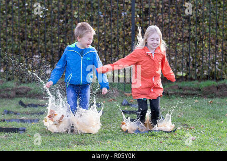 Photo datée du 23 octobre montre frère et soeur Henry (7) et (9) Lily se pratique dans les premières pour le monde championnats de saut flaque à Wicksteed Park à Kettering, Northants, qui se tiendra demain.(mercredi) Les concurrents ont été occupé par l'entraînement pour la sixième édition annuelle des Championnats du monde de saut flaque demain (mercredi). Les jeunes ont mis en pratique leurs projections, qui se préparent pour l'événement à Wicksteed Park à Kettering. Les organisateurs ont fait plus de flaques que jamais pour tenter de faire de cette année, le concours le plus grand et le meilleur à ce jour. Banque D'Images