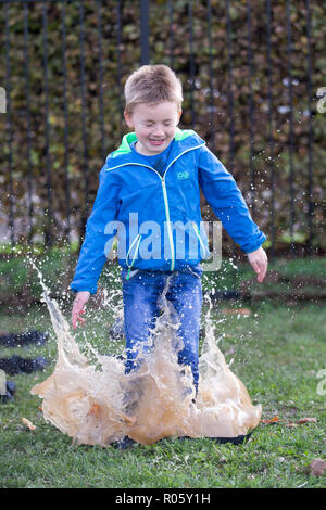 Photo datée du 23 octobre montre frère et soeur Henry (7) et (9) Lily se pratique dans les premières pour le monde championnats de saut flaque à Wicksteed Park à Kettering, Northants, qui se tiendra demain.(mercredi) Les concurrents ont été occupé par l'entraînement pour la sixième édition annuelle des Championnats du monde de saut flaque demain (mercredi). Les jeunes ont mis en pratique leurs projections, qui se préparent pour l'événement à Wicksteed Park à Kettering. Les organisateurs ont fait plus de flaques que jamais pour tenter de faire de cette année, le concours le plus grand et le meilleur à ce jour. Banque D'Images